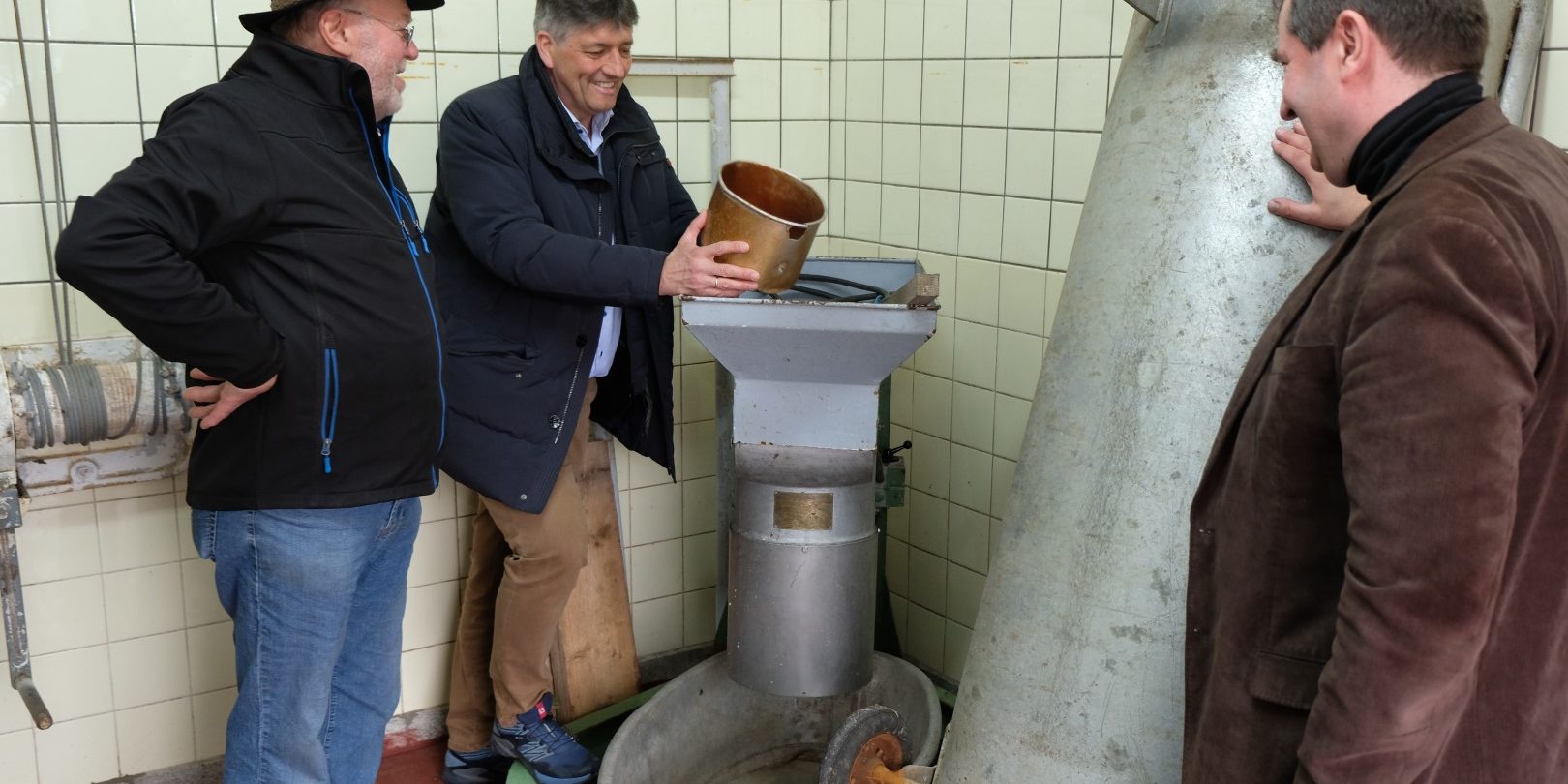 ILE-Vorsitzender Edgar Knobloch steht schon bereit zum wursten. Ihm assistieren Vorsitzender Hans-Karl Hübner (li) und Vorbachs Bürgermeister Alexander Goller (re)