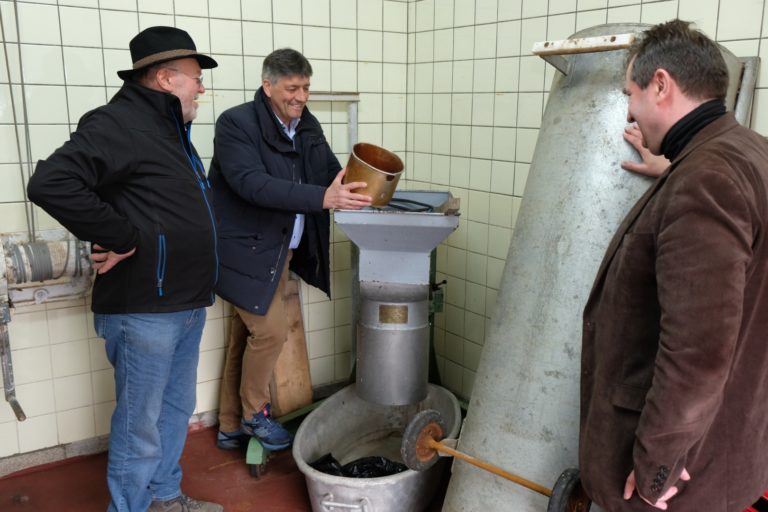 ILE-Vorsitzender Edgar Knobloch steht schon bereit zum wursten. Ihm assistieren Vorsitzender Hans-Karl Hübner (li) und Vorbachs Bürgermeister Alexander Goller (re)