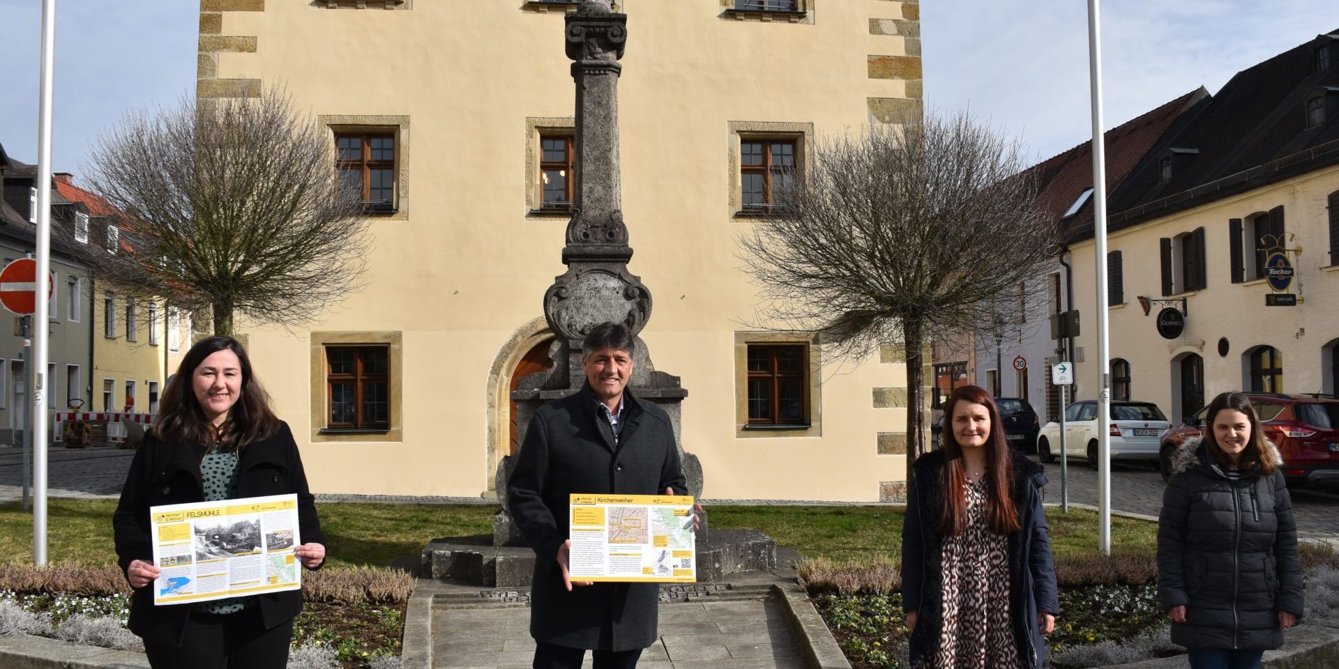 ILE_Vierstädtedreieck_Verstärkung Birgit Plößner und Edgar Knobloch (v.l.) mit den Tafeln über die interessanten Stationen des Themenradwegs Hämmer und Mühlen in Grafenwöhr. Daniela Veigl und Annika Schreier (v.l.).