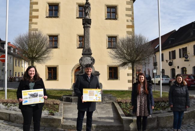 Birgit Plößner und Edgar Knobloch (v.l.) mit den Tafeln über die interessanten Stationen des Themenradwegs Hämmer und Mühlen in Grafenwöhr. Daniela Veigl und Annika Schreier (v.l.).