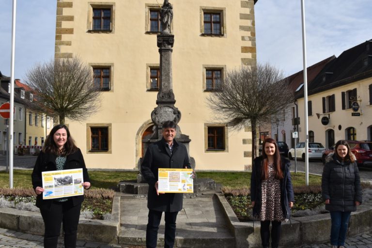 Birgit Plößner und Edgar Knobloch (v.l.) mit den Tafeln über die interessanten Stationen des Themenradwegs Hämmer und Mühlen in Grafenwöhr. Daniela Veigl und Annika Schreier (v.l.).