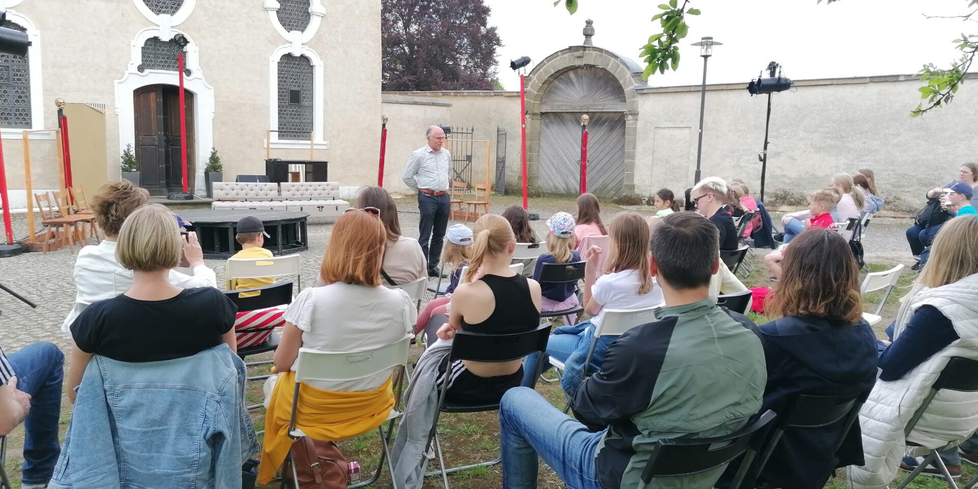 Albert Nickl begrüßt die Gäste in Klosterdorf Speinshart