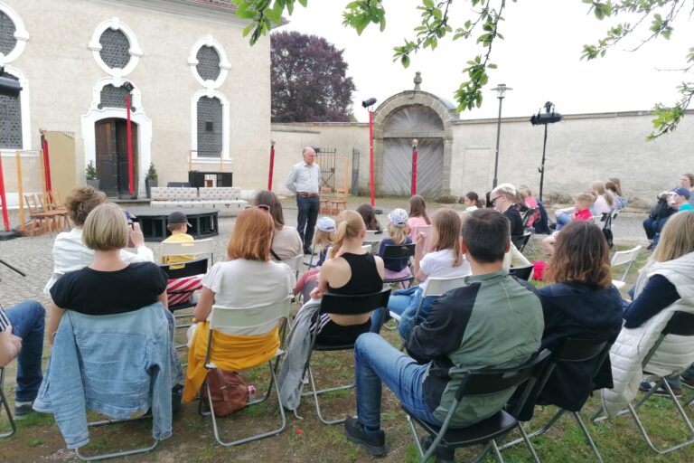 Albert Nickl begrüßt die Gäste in Klosterdorf Speinshart