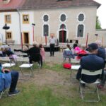 Bürgermeister Albert Nickl begrüßt die Gäste zum Theater in Speinshart
