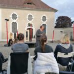 Maria Eick begrüßt die Gäste zum Theaterstück Hamlet in Speinshart