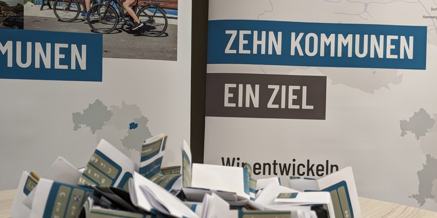 Lostopf mit den Zetteln der Teilnehmer/-innen