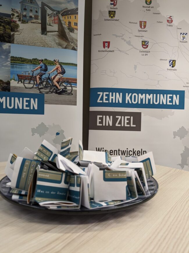 Auslosung der Gewinne Waldkinderfest Lostopf mit den Zetteln der Teilnehmer/-innen