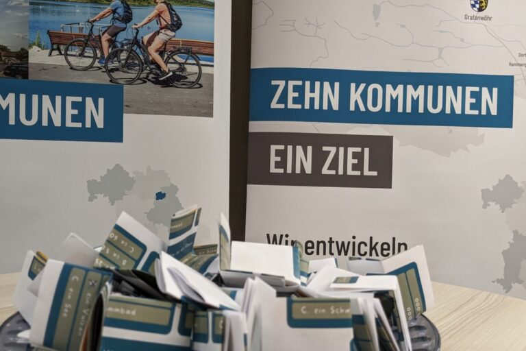 Lostopf mit den Zetteln der Teilnehmer/-innen