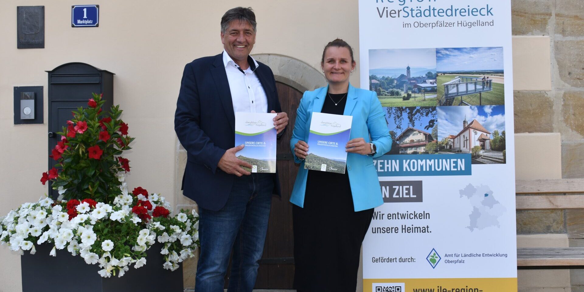 Vorstellung Tourismusmagazin_2 Vorstellung des Tourismusmagazins (1. Vorsitzender Edgar Knobloch, ILE Managerin Daniela Koslowski)