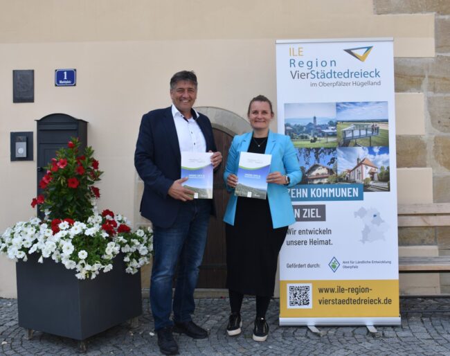 Vorstellung Tourismusmagazin_2 Vorstellung des Tourismusmagazins (1. Vorsitzender Edgar Knobloch, ILE Managerin Daniela Koslowski)