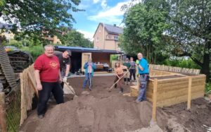 Die Mitglieder des OGV Eschenbach bei der Arbeit am Hochbeet