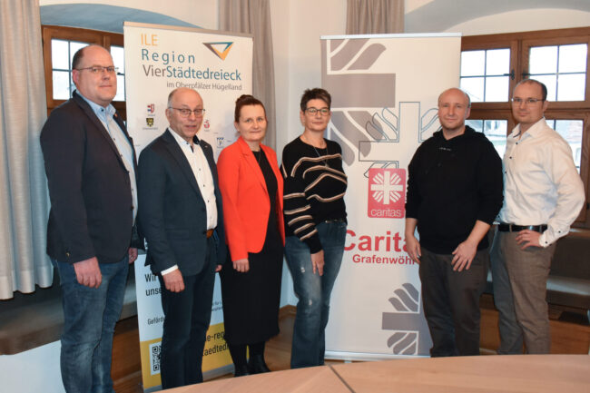 Gruppenbild ILE und Caritas Die Verantwortlichen der ILE und Caritas freuen sich auf die weitere Zusammenarbeit im Jahr 2025 (v. l. Stellvertretender ILE-Vorsitzender Thorsten Hallmann, Stellvertretender ILE-Vorsitzender Albert Nickl, ILE-Managerin Daniela Koslowski, Fachkraft Anja Brüderer, Fachkraft Kilian Heinl, Geschäftsführer Kreis-Caritasverband Weiden Daniel Bronold)