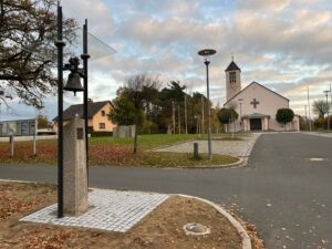 Installation der alten Kirchenglocke über die Wolfgangssäule in Gmünd