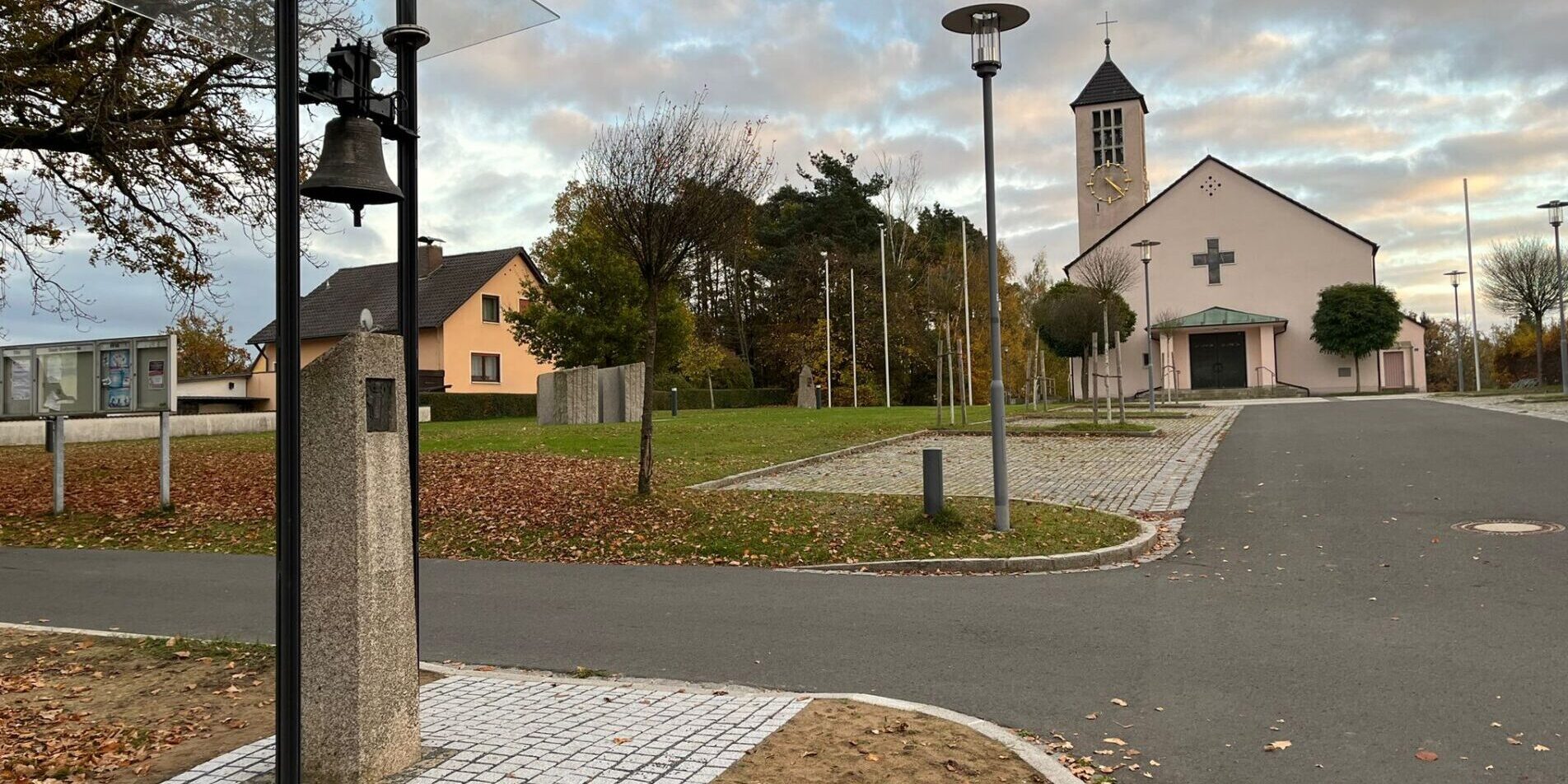 ´s Glockerl Gmünd Installation der alten Kirchenglocke über die Wolfgangssäule in Gmünd