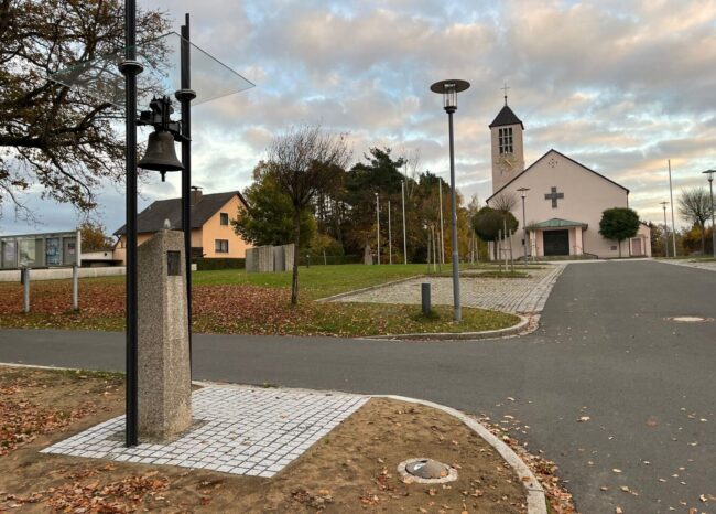 ´s Glockerl Gmünd Installation der alten Kirchenglocke über die Wolfgangssäule in Gmünd