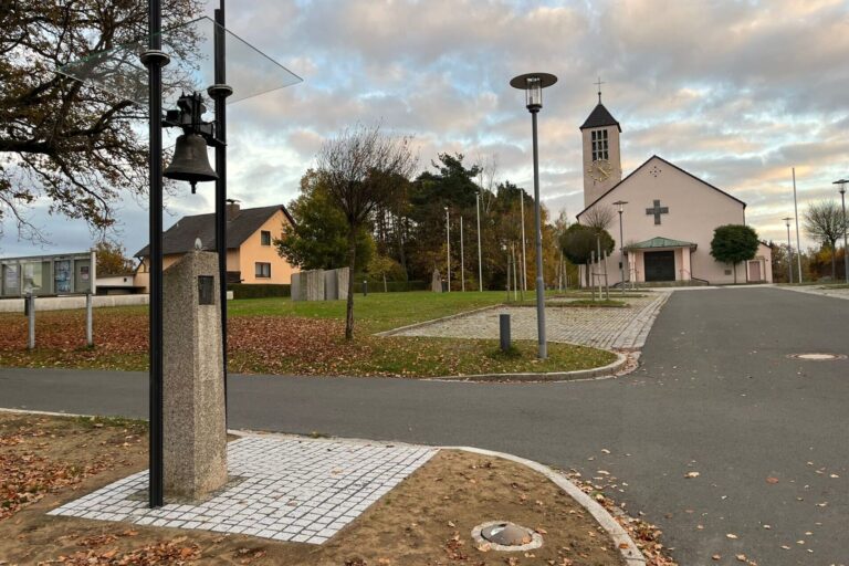 Installation der alten Kirchenglocke über die Wolfgangssäule in Gmünd