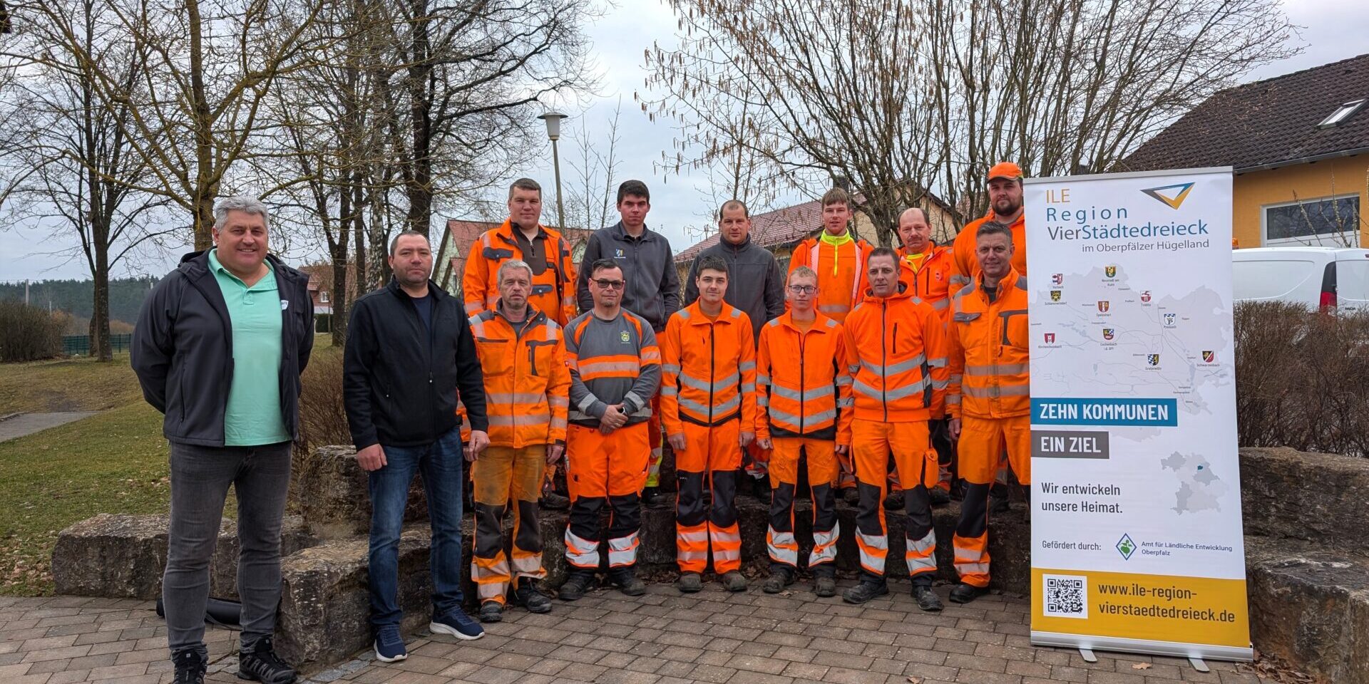 Gruppenbild Abbildung 1:Die Teilnehmer des Hubarbeitsbühnenführerscheins mit Herrn Schnitzbauer (ganz links) von der TÜV Süd Akademie