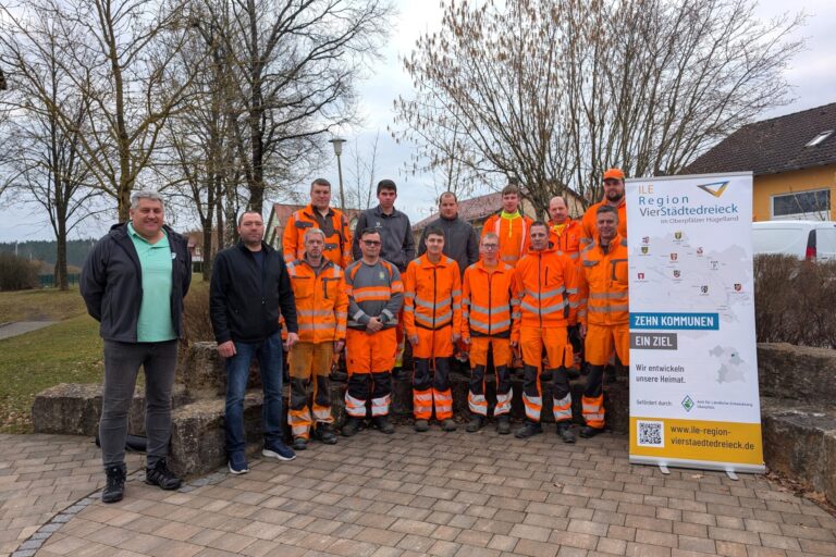 Abbildung 1:Die Teilnehmer des Hubarbeitsbühnenführerscheins mit Herrn Schnitzbauer (ganz links) von der TÜV Süd Akademie