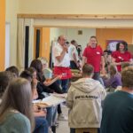 Bürgermeister Johannes Schmid begrüßt und bewirtet die Jugendlichen im Bürgerhaus Schlammersdorf