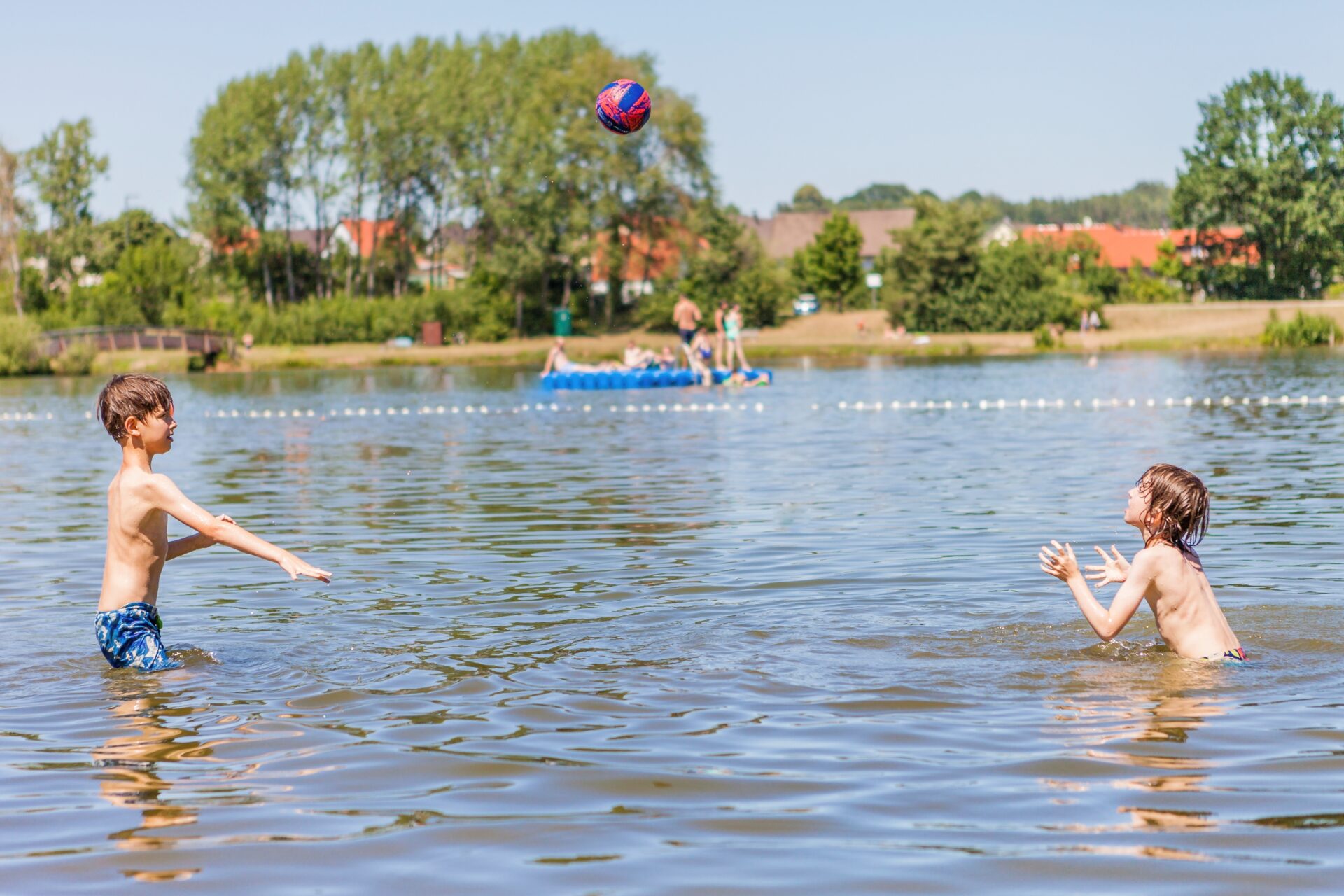Kiesi-Beach Pressath Zwei Kinder spielen Ball im Kiesi-Beach Pressath
