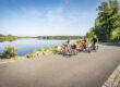 Familie beim Radfahren am Rußweiher; im Hintergrund Rußweiher