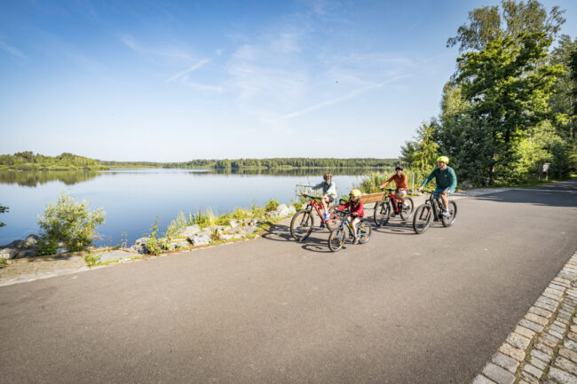 Radfahren am Rußweiher 2 Familie beim Radfahren am Rußweiher; im Hintergrund Rußweiher