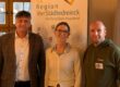 Abbildung (v.l.): Erster Vorsitzender Edgar Knobloch, Umsetzungsbegleiterin Marion Nothelfer und Fachkraft Kilian Heinl freuen sich nach einstimmigem Beschluss auf die weitere Zusammenarbeit im Jahr 2026.