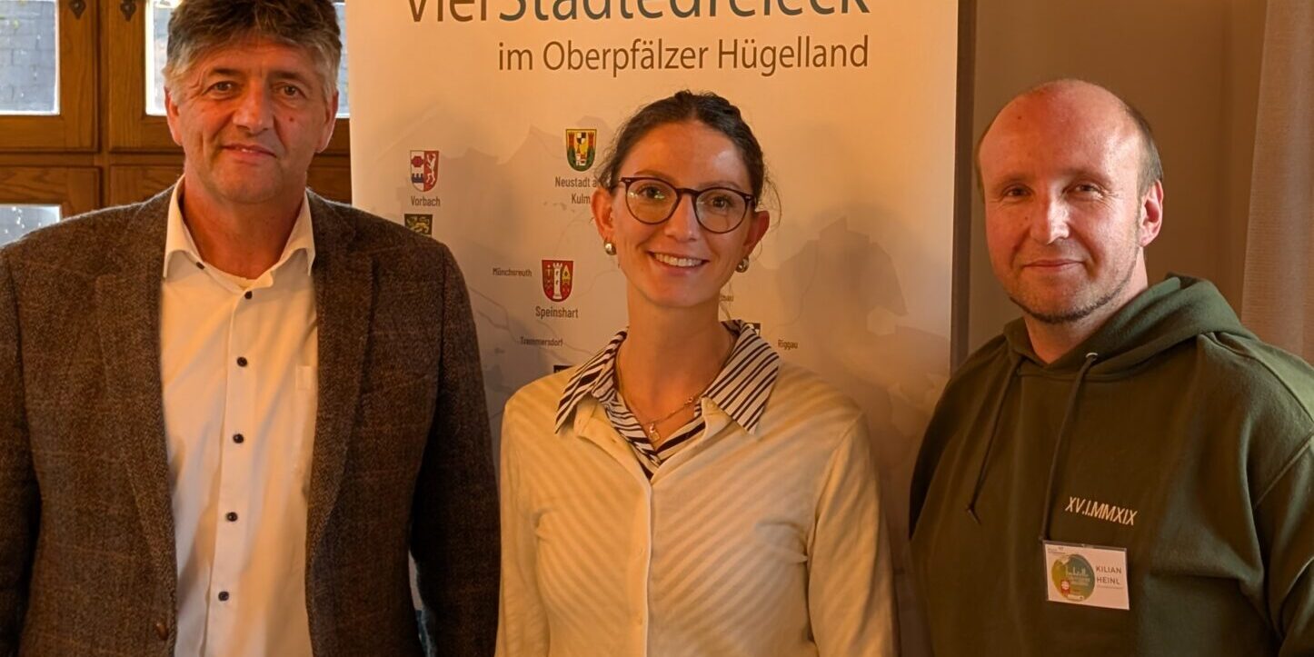 Fortführung der Fachstelle für pflegende Angehörige im Jahr 2026 Abbildung (v.l.): Erster Vorsitzender Edgar Knobloch, Umsetzungsbegleiterin Marion Nothelfer und Fachkraft Kilian Heinl freuen sich nach einstimmigem Beschluss auf die weitere Zusammenarbeit im Jahr 2026.