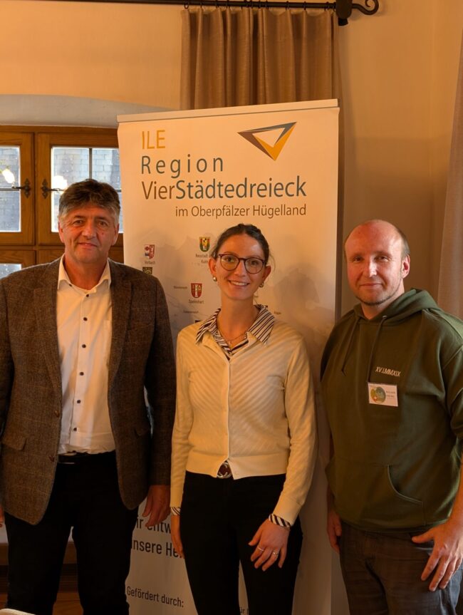 Abbildung (v.l.): Erster Vorsitzender Edgar Knobloch, Umsetzungsbegleiterin Marion Nothelfer und Fachkraft Kilian Heinl freuen sich nach einstimmigem Beschluss auf die weitere Zusammenarbeit im Jahr 2026.