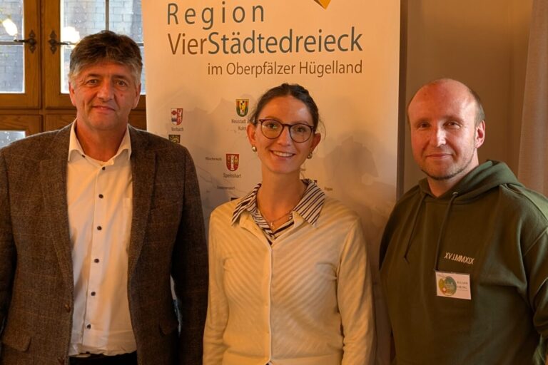 Abbildung (v.l.): Erster Vorsitzender Edgar Knobloch, Umsetzungsbegleiterin Marion Nothelfer und Fachkraft Kilian Heinl freuen sich nach einstimmigem Beschluss auf die weitere Zusammenarbeit im Jahr 2026.