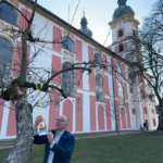 Bürgemeister Albert Nickl bei der Kennzeichnung am Kloster Speinshart