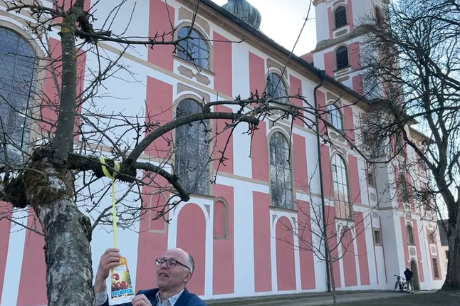 Bürgemeister Albert Nickl bei der Kennzeichnung am Kloster Speinshart
