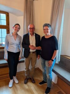 Stellvertretender Vorsitzender Albert Nickl (Mitte) gratuliert Anja Kirschsieper (rechts) zum Amt als stellvertretende Vorsitzende der ILE Region VierStädtedreieck.