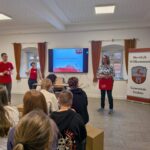 Bürgermeisterin Pepiuk bei der Begrüßung der Jugendlichen
